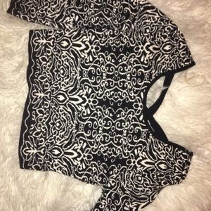 SUPER CUTE CROPPED BLACK AND WHITE SWEATER